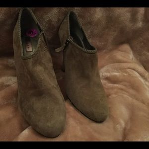 Tahari Tan Boots